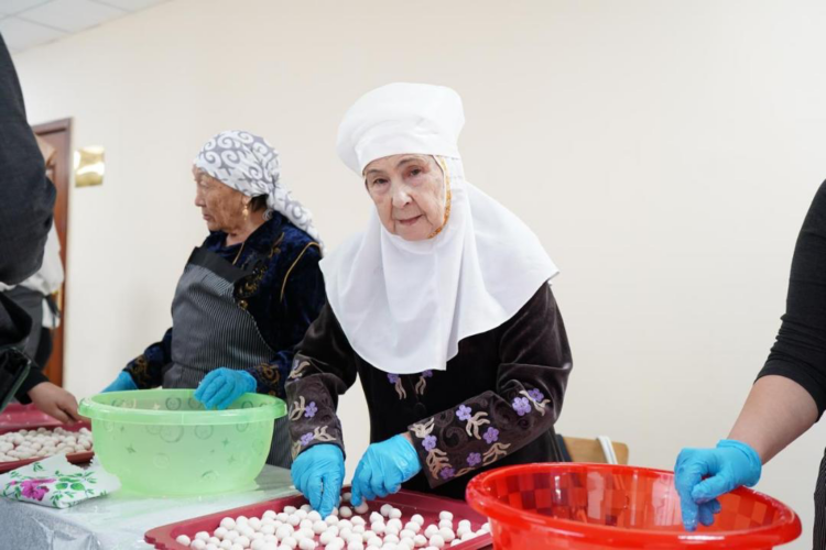 В Талдыкоргане за 20 минут приготовили свыше 4 тысяч курта и установили рекорд страны