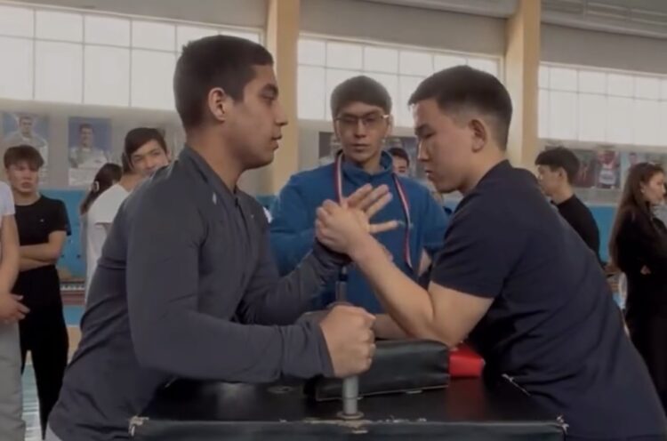 Чемпионат по армрестлингу среди студентов прошел в Талдыкоргане