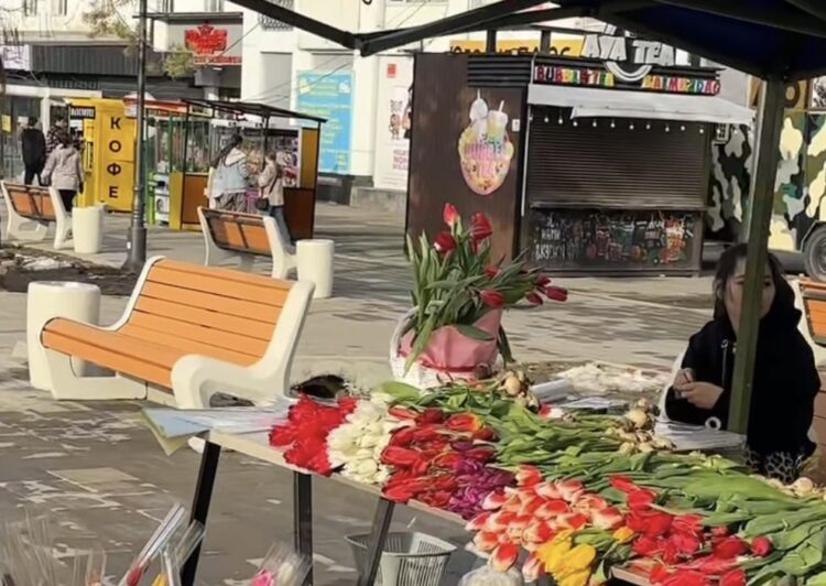 На талдыкорганском Арбате провели уборку после праздничной торговли