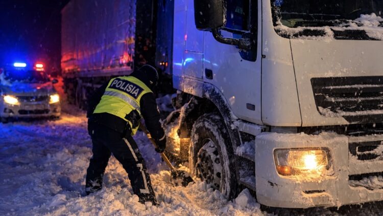 На трассе «Достык – Ушарал» полицейские спасли водителей, застрявших в снежном заносе