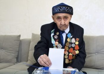 В Талдыкоргане единственный ныне живущий ветеран ВОВ проголосовал на референдуме