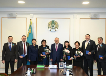 Бейбит Исабаев вручил госнаграды жетысусцам