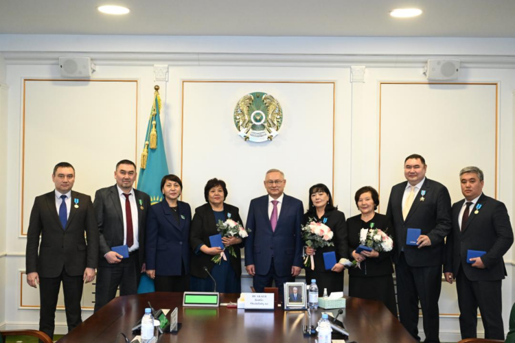 Бейбит Исабаев вручил госнаграды жетысусцам