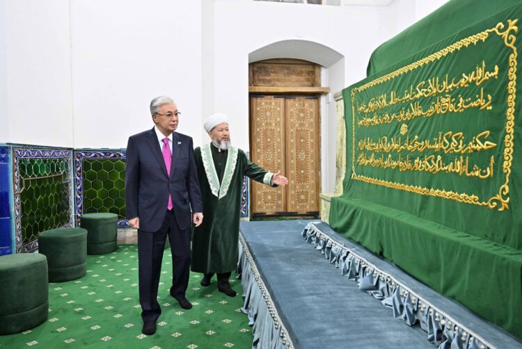 Президент Казахстана посетил мавзолей Ходжи Ахмеда Яссауи