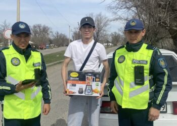 Образцовых водителей поощряют полицейские Аксуского района