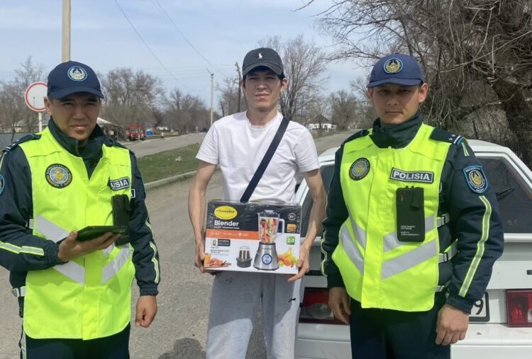 Образцовых водителей поощряют полицейские Аксуского района