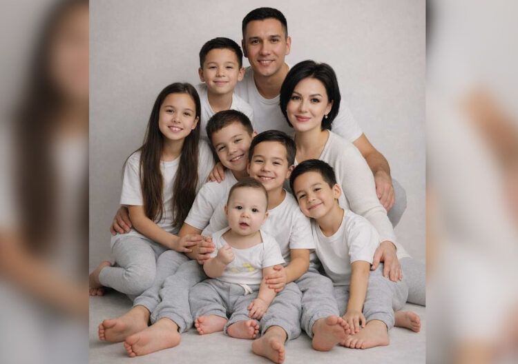 Талдыкорганская мать-героиня измеряет карту Казахстана именами своих детей