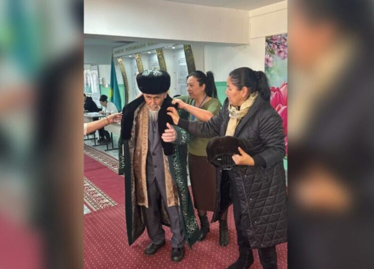 В Каратальском районе на референдуме проголосовал 100-летний аксакал