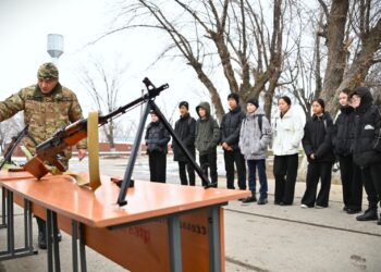 Школьники из Жанаталапа ознакомились с армейским бытом