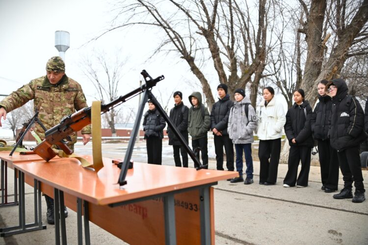 Школьники из Жанаталапа ознакомились с армейским бытом
