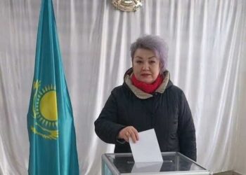 В Талдыкоргане одной из первых на референдуме проголосовала медсестра
