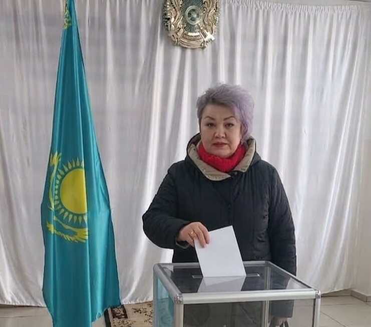 В Талдыкоргане одной из первых на референдуме проголосовала медсестра
