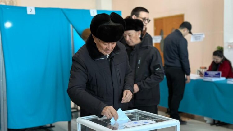 Коллектив Аксуского сахарного завода демонстрирует патриотизм