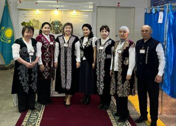 Избирателей встречают в национальных костюмах на участках в Текели