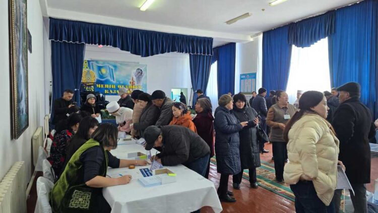 30 соседей с одной улицы в селе Жетісу вместе пришли на референдум