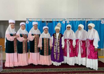 Голосуем с песней: ансамбль «Әжелер» устроил праздник на участках Ескельдинского района