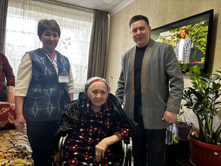 100-летняя труженица тыла из Каратальского района проголосовала на дому