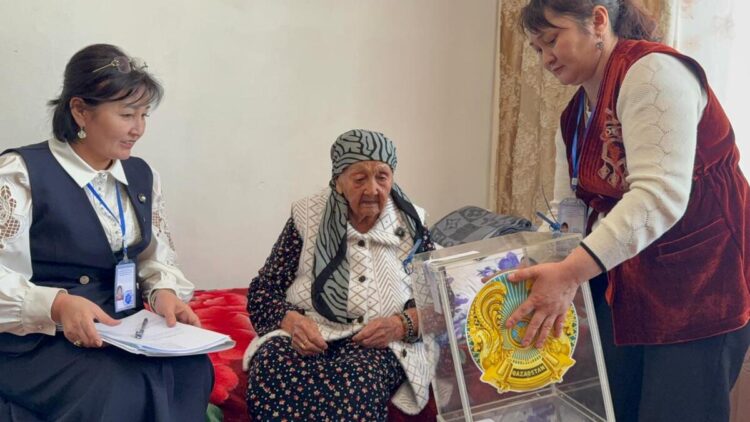 Ровесница века: 100-летняя жительница Жаркента проголосовала на дому