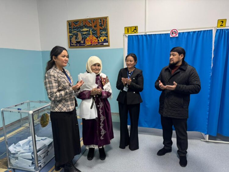 100-летняя Исхан Оразбекова из Талдыкоргана проголосовала вместе с семьей