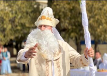 Школьники из Жаркента зажигают огни Наурыза