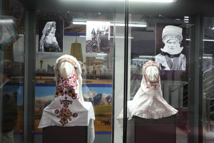 Кимешек: сакральный символ казахской женщины представили на выставке в Талдыкоргане