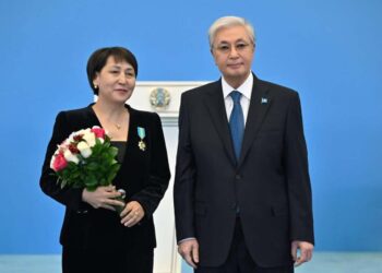 Президент наградил Гулнар Тойлыбаеву орденом «Парасат»