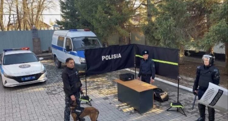 Школьники Коксуского района примерили на себя роль полицейских