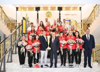 Бейбит Исабаев чествовал волейболисток клуба «Жетісу»