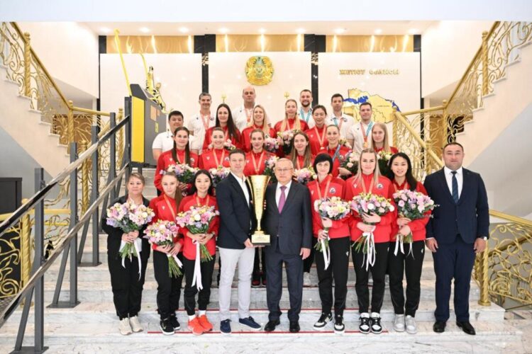 Бейбит Исабаев чествовал волейболисток клуба «Жетісу»