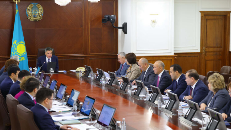 Олжас Бектенов провел заседание по развитию производства лекарств и медизделий