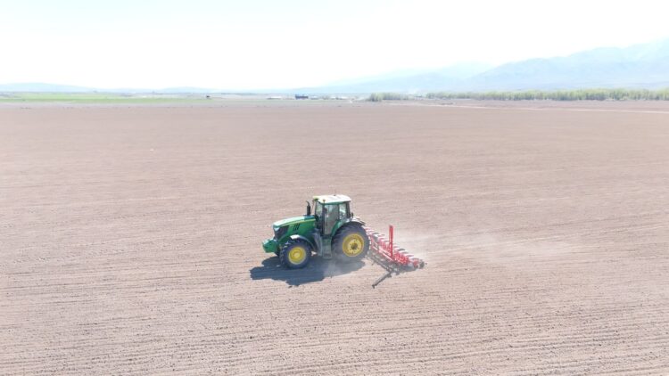 Весенняя страда набирает темпы в Аксуском районе