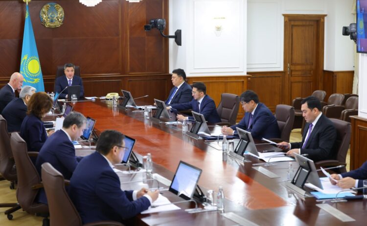 Казахстан сохраняет нефтяную основу, но усиливает роль внутреннего роста