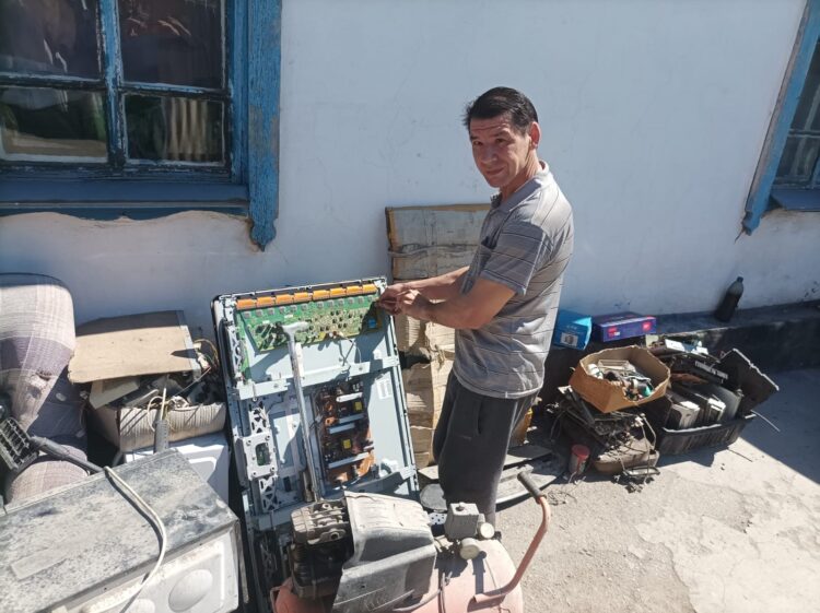 Мастер из Талдыкоргана возвращает к жизни технику и судьбы