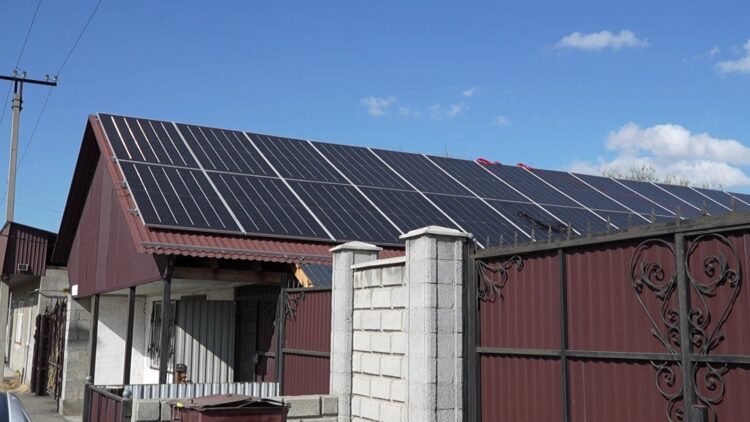 Житель Талдыкоргана запустил домашнюю солнечную электростанцию