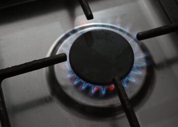 В Талдыкоргане при поддержке партии «AMANAT» одинокой матери провели газ