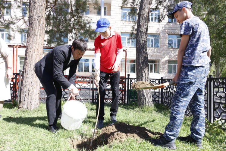 Школьники высадили деревья в рамках акции «Таза Қазақстан»