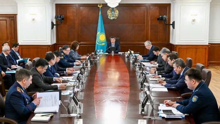 Премьер-министр провел заседание МВК по профилактике правонарушений