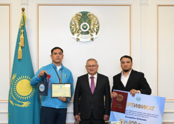 Аким Жетісу вручил ключи от квартиры призёру Сурдлимпийских игр Рамазану Абдрасилу
