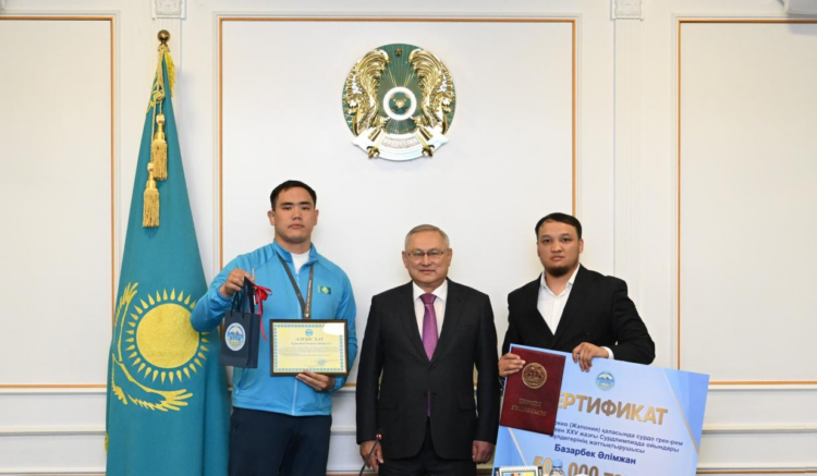 Аким Жетісу вручил ключи от квартиры призёру Сурдлимпийских игр Рамазану Абдрасилу