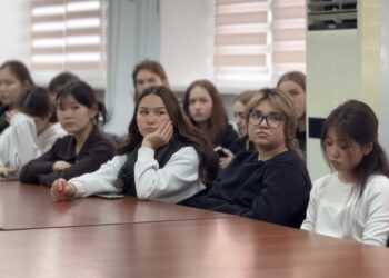 Уроки безопасности: студентам Талдыкоргана напомнили ПДД