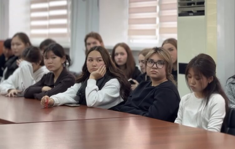 Уроки безопасности: студентам Талдыкоргана напомнили ПДД