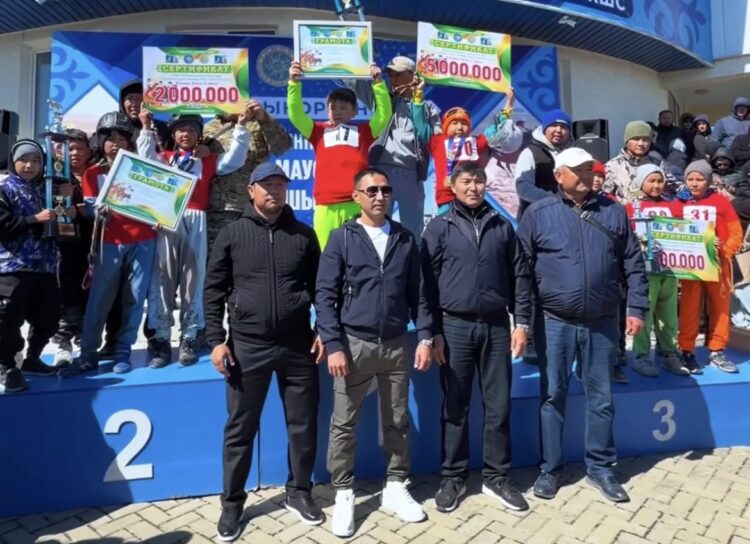 Более 100 наездников вышли на старт: В Талдыкоргане открыли сезон скачек