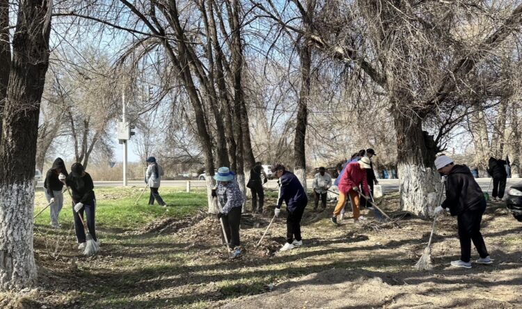 Жители Ескельдинского района вышли на субботник