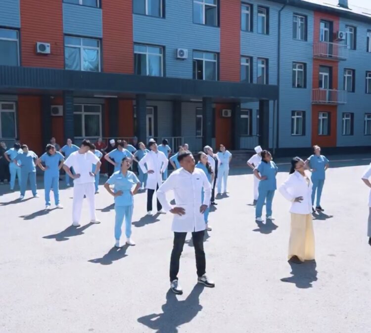 Сотрудники Коксуской ЦРБ провели флешмоб ко Всемирному дню здоровья