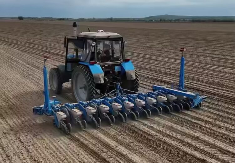 Сарканские аграрии приступили к массовому посеву сахарной свеклы