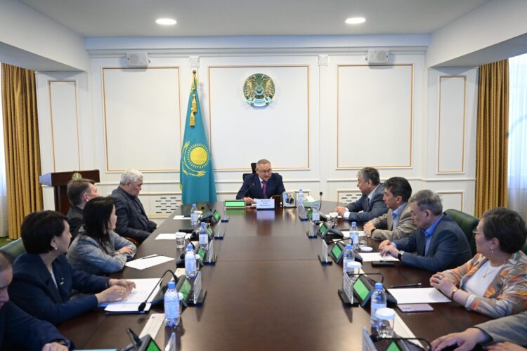 Бейбит Исабаев провёл встречу с депутатами Сената