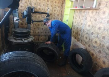 Шиномонтажник из Талдыкоргана удивляет своих клиентов