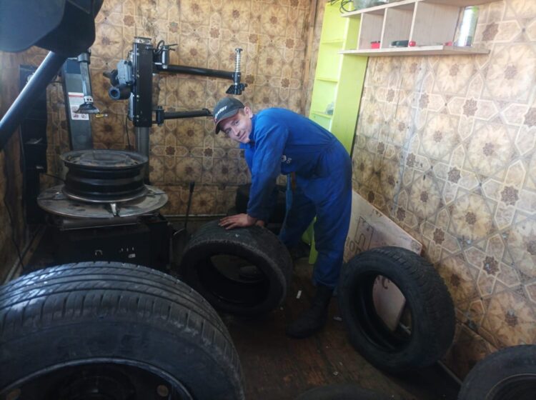 Шиномонтажник из Талдыкоргана удивляет своих клиентов