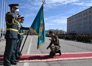 Торжественное прощание со службой: в Сарыозекском гарнизоне проводили солдат в запас