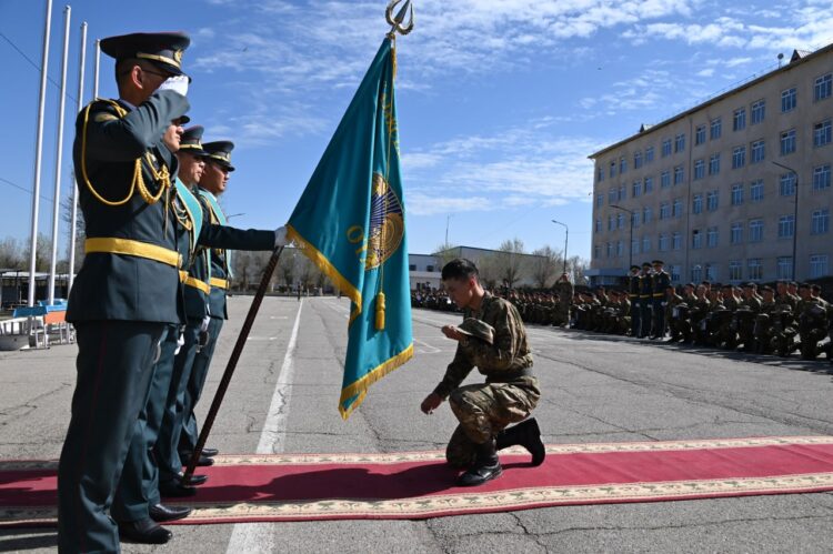 Торжественное прощание со службой: в Сарыозекском гарнизоне проводили солдат в запас